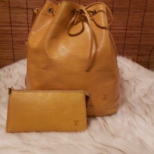 AUTHENTIC Louis Vuitton epi Pochette